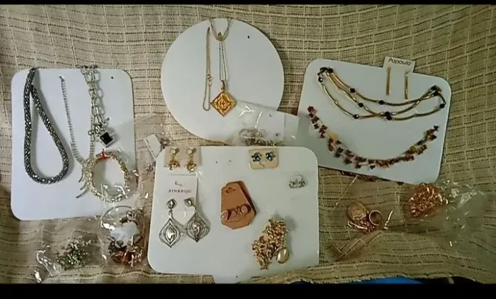 *PELA MELHOR OFERTA !!*. Lote de BIJUTERIAS e semi-jóias.