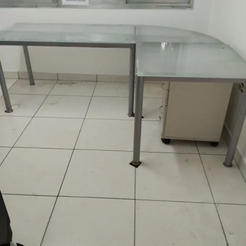 Mesa de vidro para escritório 