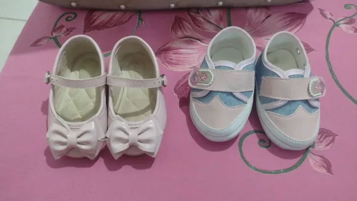 Sapatinhos de bebê rosa e jeans