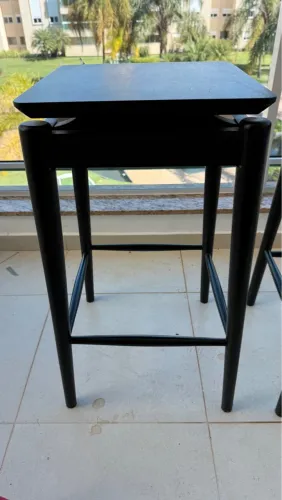 Dupla de banquetas modernas na cor preta da Tok Stok