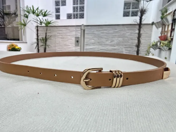 Cinto feminino caramelo com fivela dourada