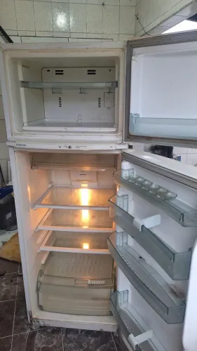 VENDO GELADEIRA FUNCIONANDO PERFEITAMENTE WHATSAPP *