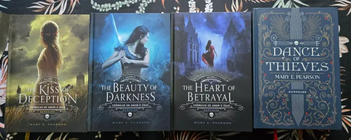Livro Trilogia Crônicas de Amor e Ódio, The Kiss Of Deception Editora Darkside