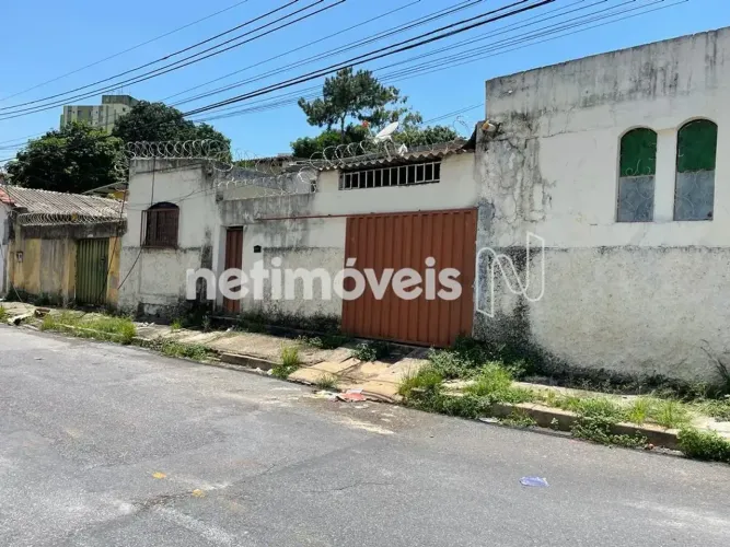 O Lote em questão apresenta a forma retangular, com 24,00 m