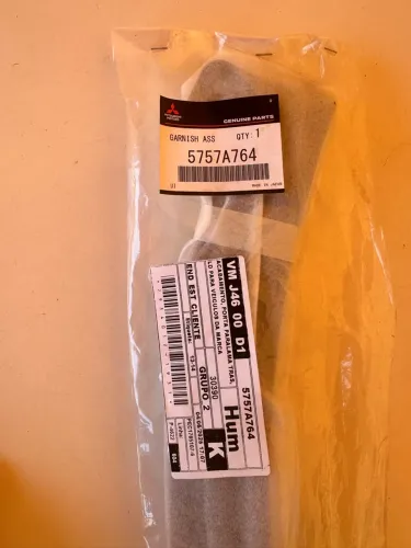 Moldura porta traseira direita eclipse cross 5757A764 - Peça Original Mitsubishi