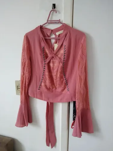 Blusa feminina rosa com detalhes e mangas longas