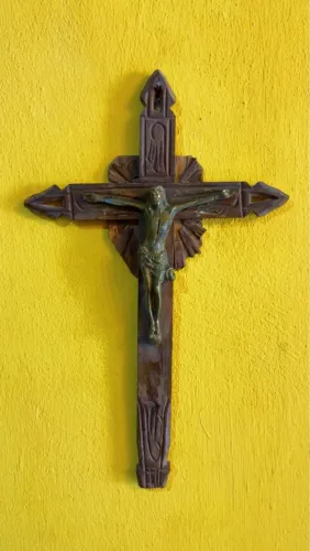 Lindo crucifixo em madeira e bronze antigo 