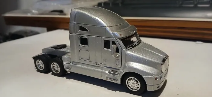 Miniatura caminhão Kenworth 2000
