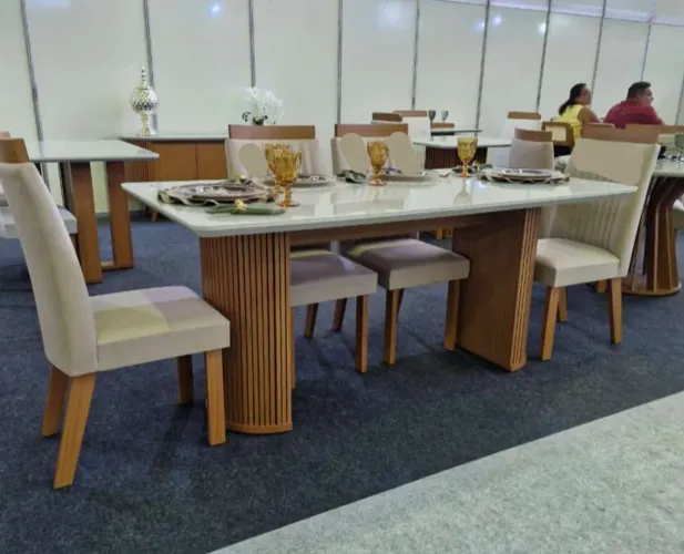 Mesa de Jantar com base em ripado 