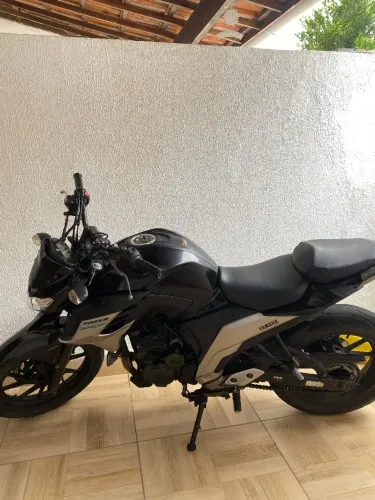 Vendo moto fazer 250cc ano 2021.