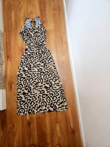 Vestido longo de onça em seda, com forro.