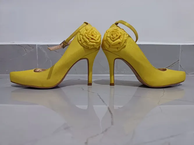 Sapato noiva de salto alto amarelo com detalhe lateral