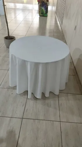 Mesa Redonda com tampo de madeira para Eventos 6 a 8 lugares por mesa de plástico