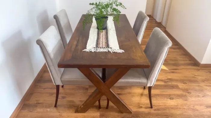 Mesa de Madeira C 180 cm x  L 80 cm x A 79 cm  + 4 cadeiras aveludadas