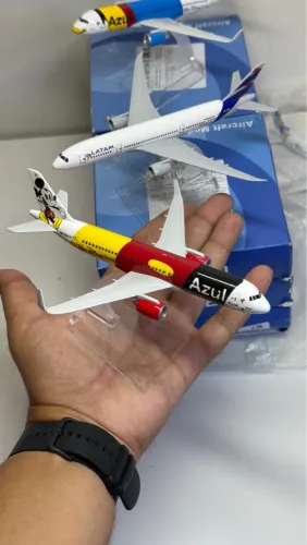 Avião em metal com base de Acrílico escala 1/400 para colecionar