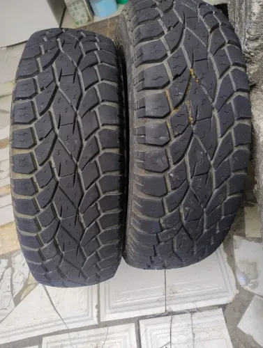 2 pneus semi novos de caminhonete 235/75R15