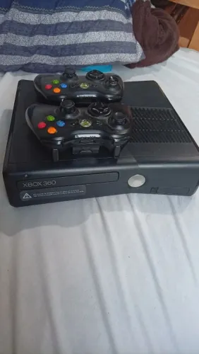 Vendo Xbox 360, 2 controles + 3 fifas