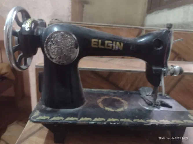 MÁQUINA DE COSTURA PRETINHA  ELGIN VINTAGE 