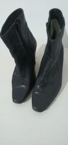 Bota feminina marca: "Juliana Marcondes". Em couro legítimo. Tam.35. Usada.
