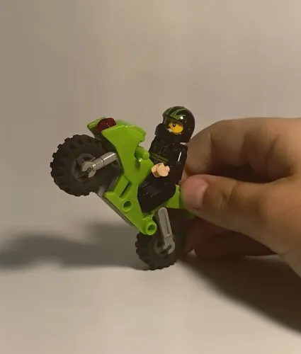 LEGO Moto Verde com Boneco - Aventura, Movimento e Imaginação!