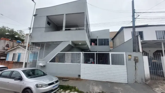 Ótimo prédio em São José com 3 imóveis Alugados em Serraria São José-SC