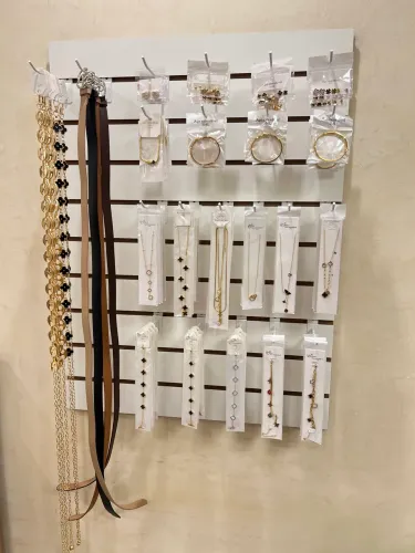 Painel canaletado para acessórios com ganchos 