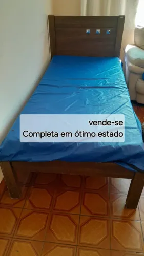 Cama de solteiro com colchão de espuma e capa de colchão impermeável e fronha impermeável.