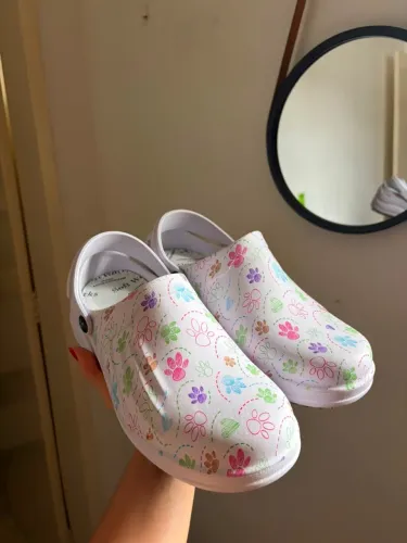 Sapato Feminino Estampado com Patinhas Coloridas - Branco ?