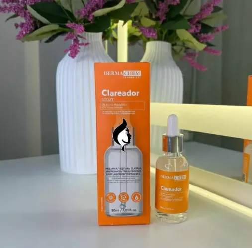 Sérum facial clareador disponível
