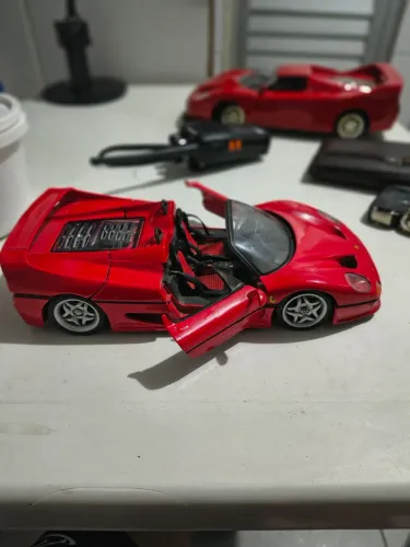 2 carrinho Ferrari um de ferro e outro plástico 