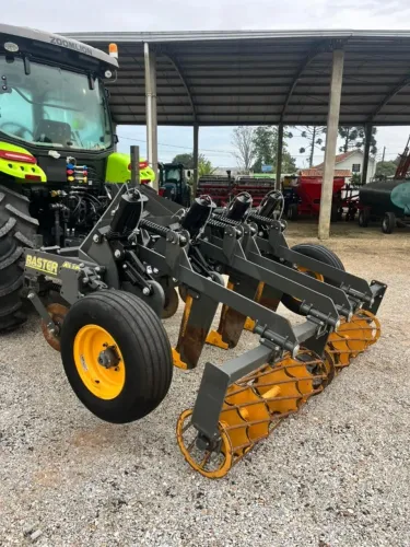 DESCOMPACTADOR DE SOLOS BANDEIRANTE MODELO RASTER 4HD