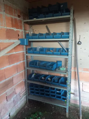 VENDE SE ESTANTE METÁLICA COM GAVETAS