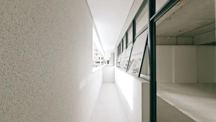 Sala comercial de 70,73 m² com 2 banheiros, varanda e vagas rotativas no Edifício Quadria