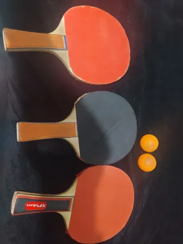 raquetes de ping pong e bolinhas