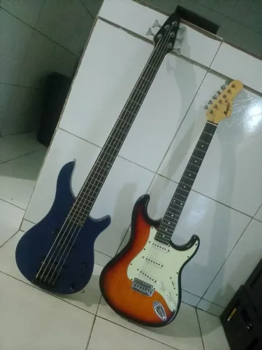1 contrabaixo Giannini 5 cordas e 1 Guitarra Memphys Tagima Stratocaster Mg30 