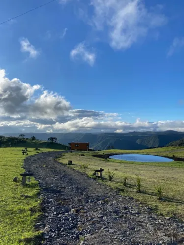 SÍTIO EM URUBICI-SC | 20.082 M² | CASA + 2 CABANAS | LAGO | NEVE | RENDA