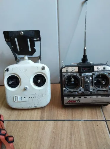 Rádio controle antigo para colecionador não sei se funciona
