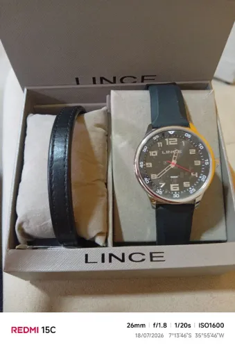 Relógio Lince acompanhando uma pulseira em couro.