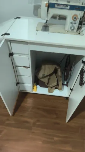 Máquina de Costura com cabinete