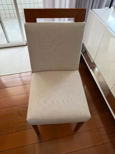 Cadeira de jantar madeira maciça, estofado bege recém-reformado