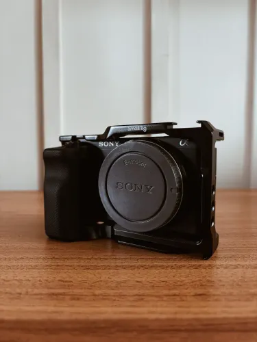 Câmera Sony ZV E10 + Cage SMALLRIG
