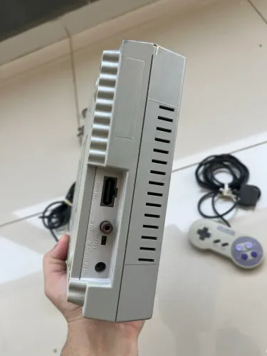 Super Nintendo + controles + 1 jogo