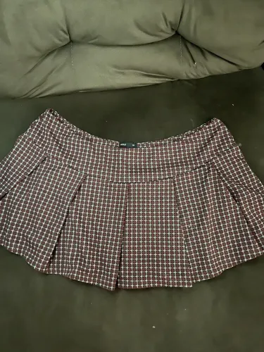 Saia Xadrez Plissada Vinho e Preta | Estilo Colegial
