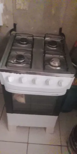 Vende se este fogão em bom estado de uso