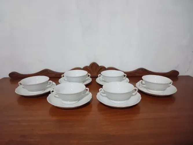 Antigo conjunto de consumês, para seis pessoas, em porcelana branca da marca Real. Em perf