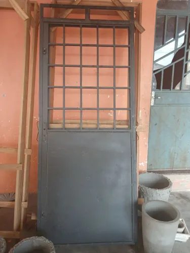 Vende uma porta pra quem está construindo casa