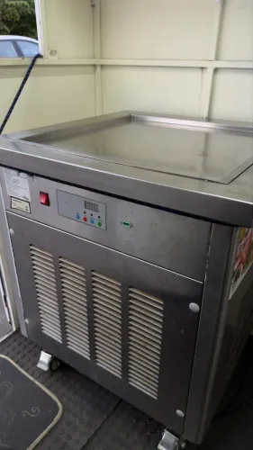 Máquina de sorvete na chapa (tailandês)