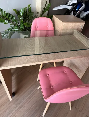 Mesa de Escritório com Tampo de Vidro + Armário - Excelente Estado!