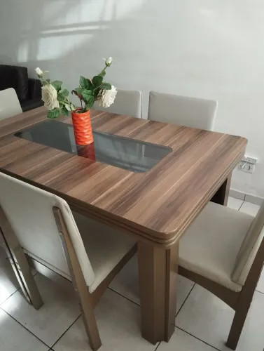 Vendo linda mesa com 6 cadeiras