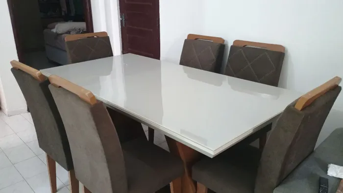 Mesa semi nova com 06 cadeiras perfeito estado de conservação